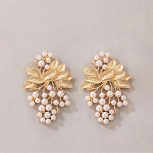 Greap with leaf shape stud earrings A225
